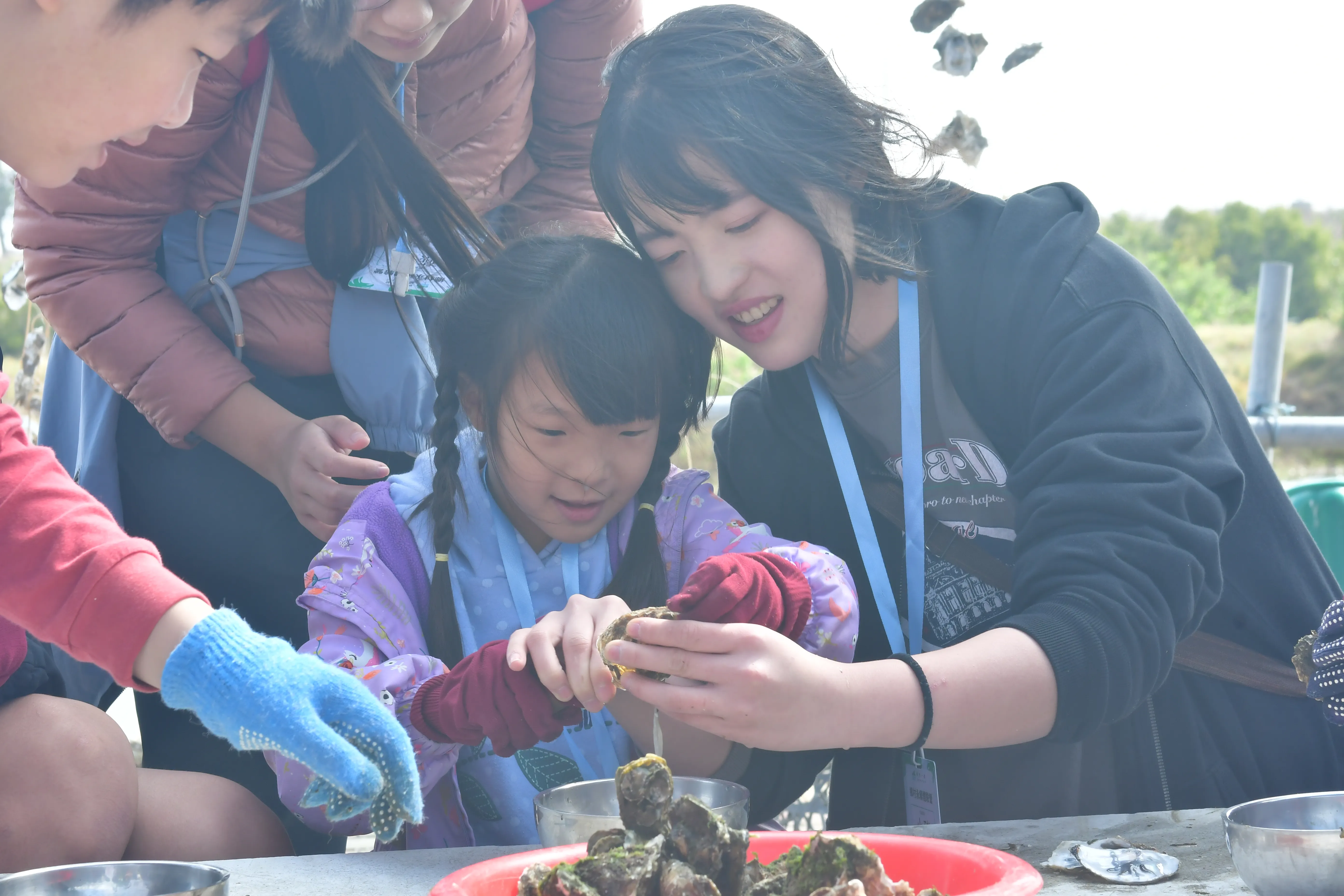 隊輔陪孩子體驗蚵仔